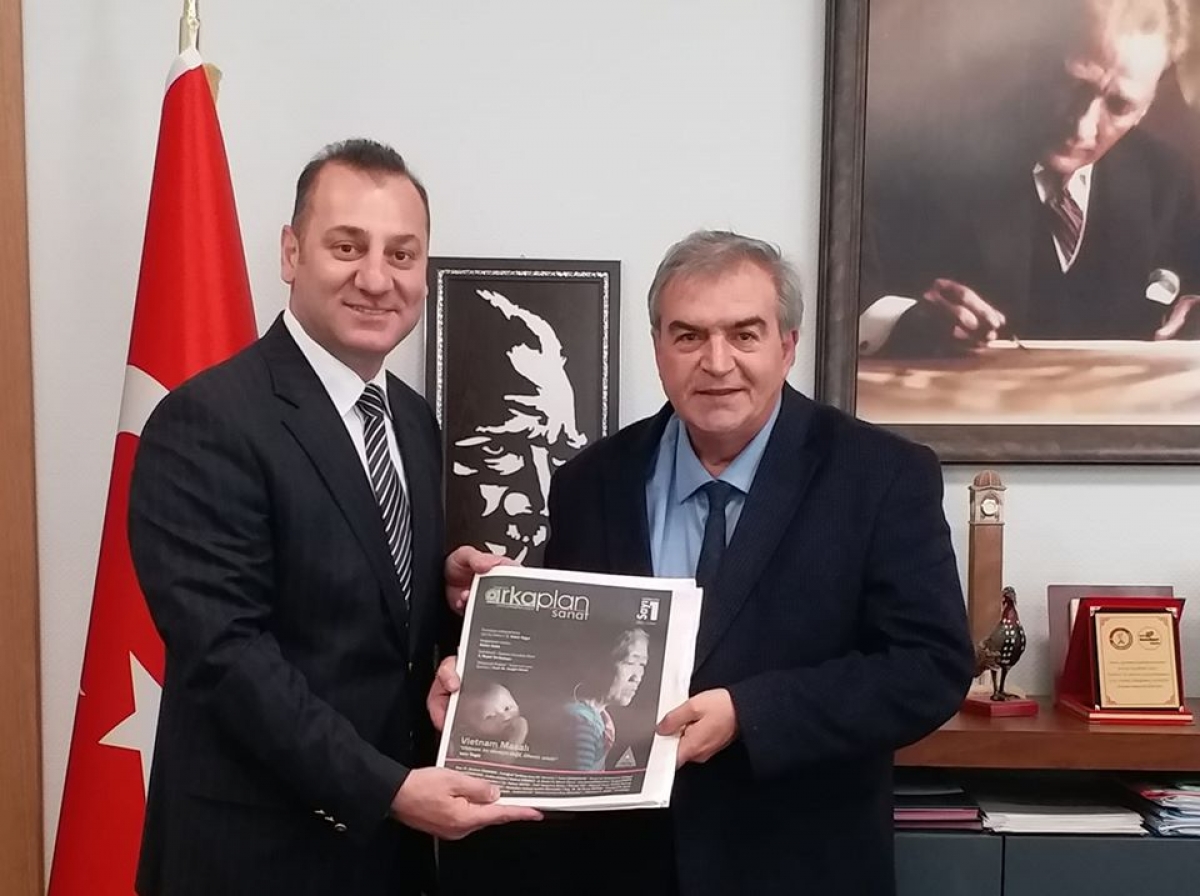 Dr. Lutfi Altınsu'yu ziyaret ederek, Arka Plan Sanat'ı anlattık.